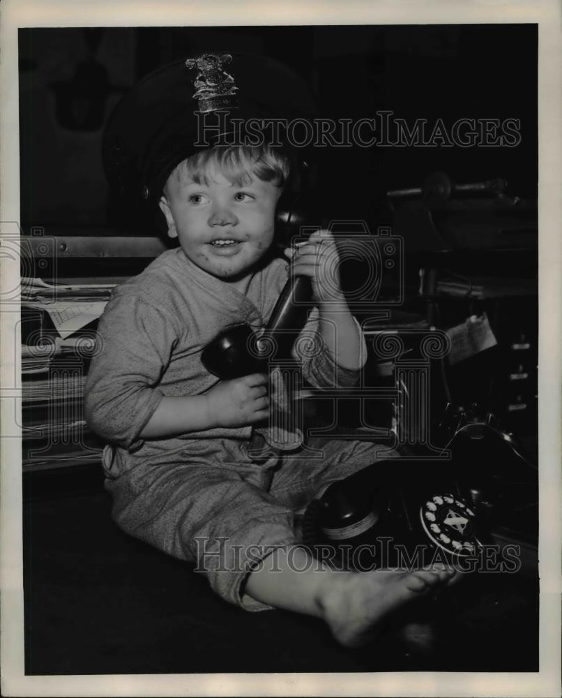 1946 Press Photo Irvin Scott, 21 months, in a police station