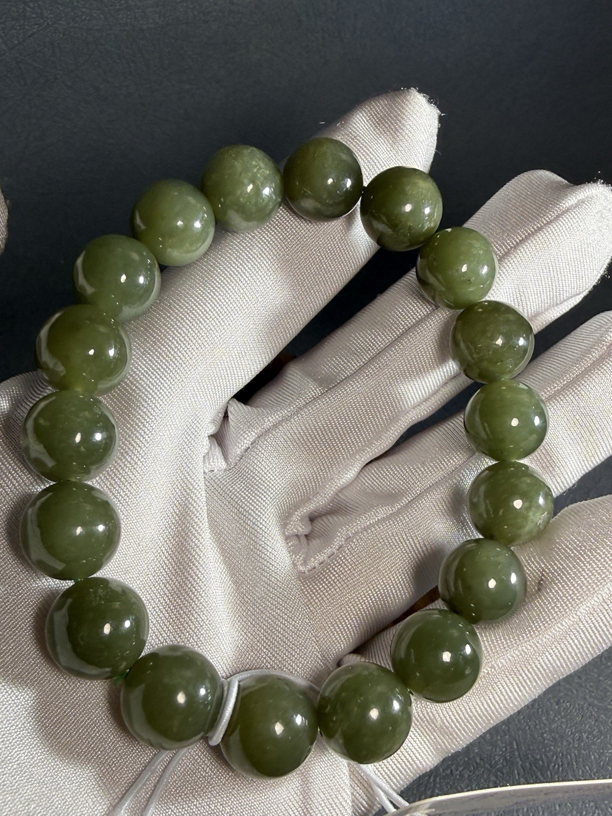 Natural Hetian Jade Bracelet – Elegant Handcrafted Nephrite Jade Collection