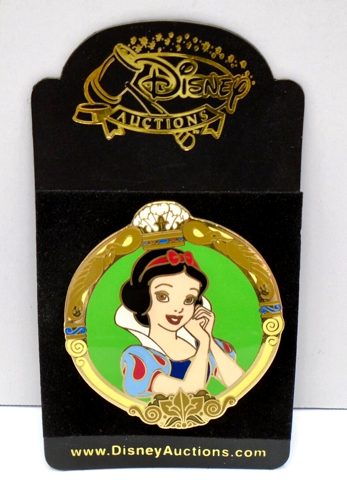 Disney Auctions Snow White in Round Frame Pin LE 500