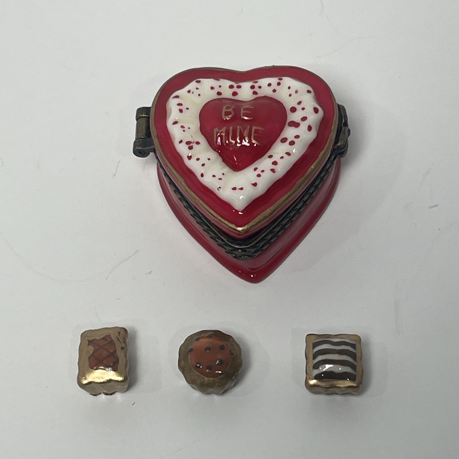 VTG Valentine’s Chocolate Box Be Mine Porcelain Hinged Trinket Box w 3 Trinkets