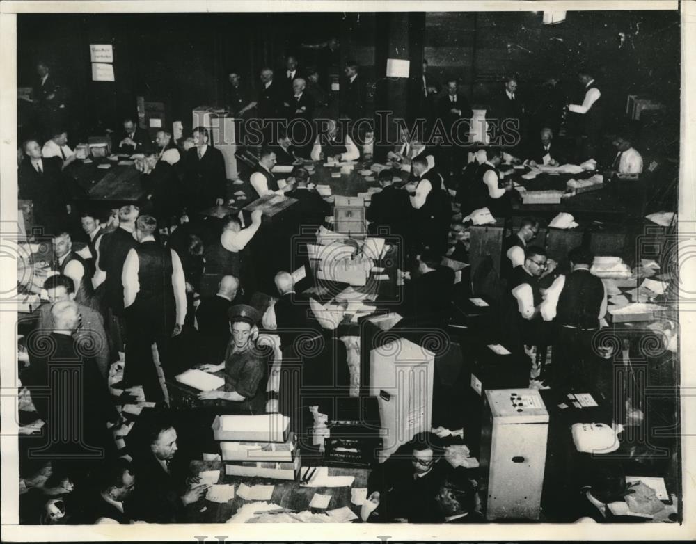 1935 Press Photo A scene of orderly bustle & commotion in the Salle de la