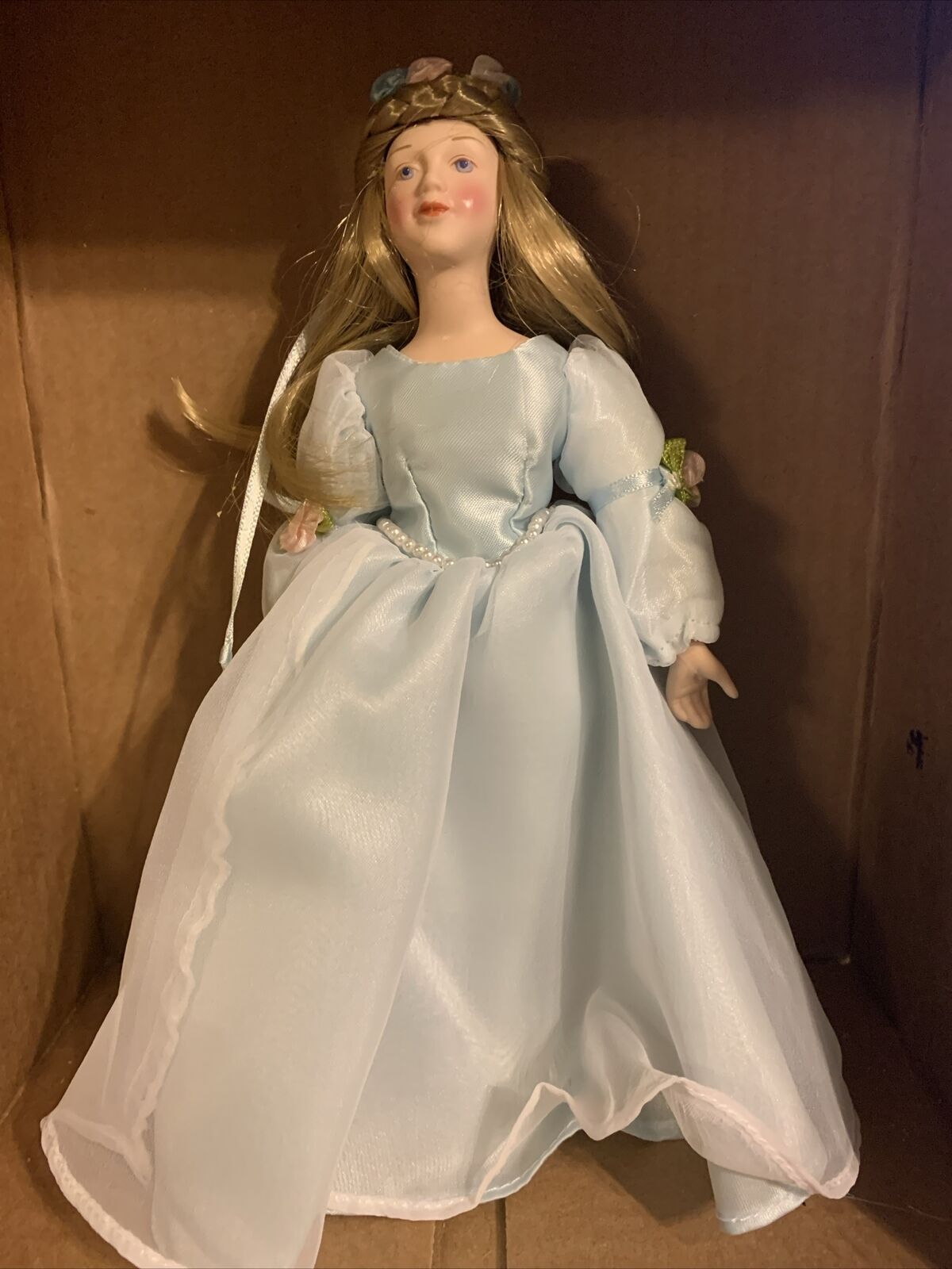 1984 NIB Avon Cinderella Doll modern bisque. The Fairy Tale Doll Collection.