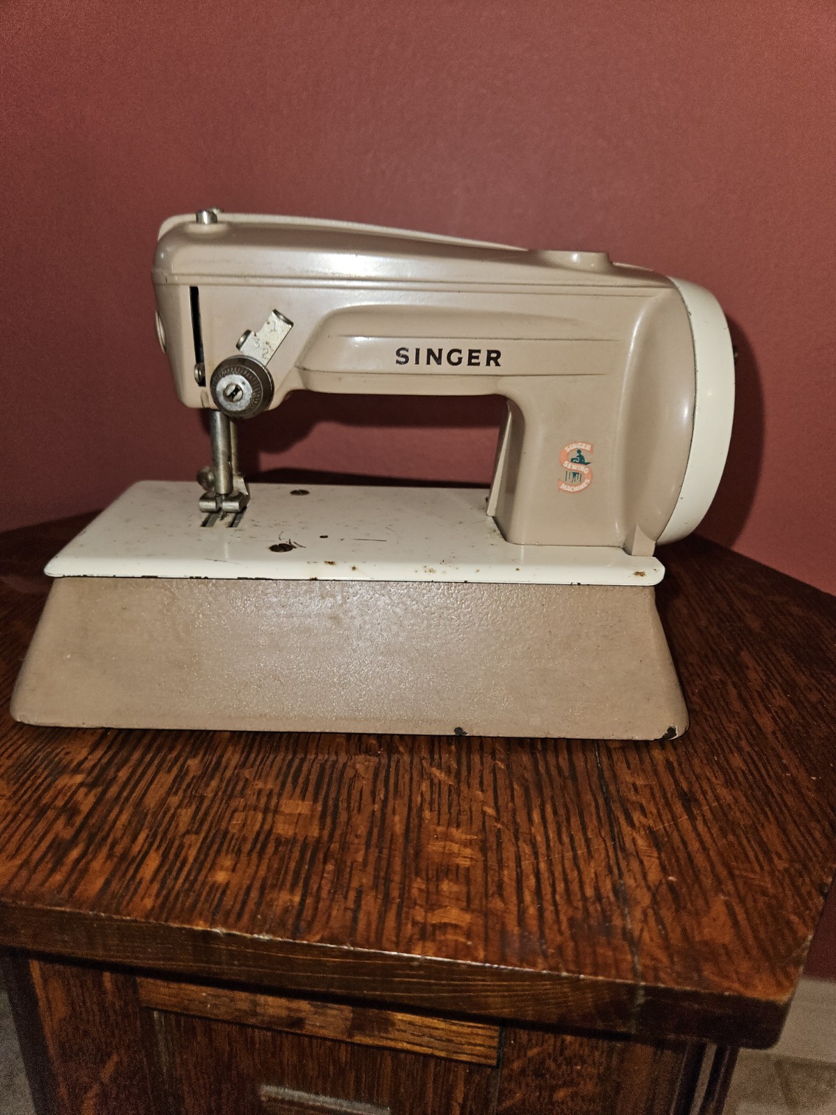 Vintage 1960s Singer Sewhandy Model 40K Child's Toy Sewing Machine.