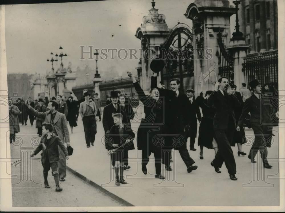 1936 Press Photo Men parade in front of Buckingham Palace in London - lrx66771