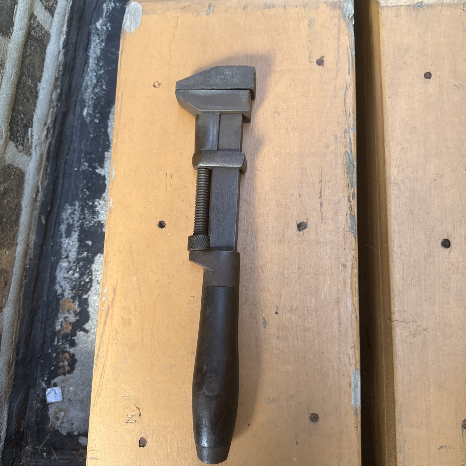 ANTIQUE L. COES WRENCH CO. 15” MONKEY PIPE WRENCH WOOD HANDLE WORCESTER MASS