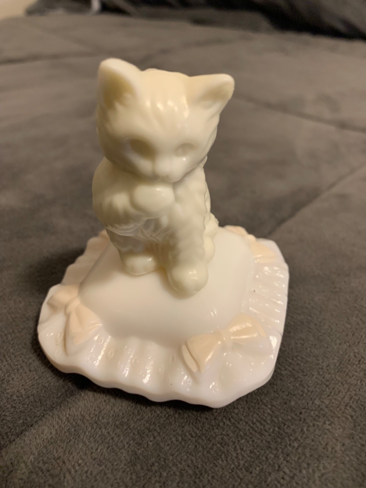 Vintage Avon Sitting Pretty White Cat on Pillow 3-1/2\