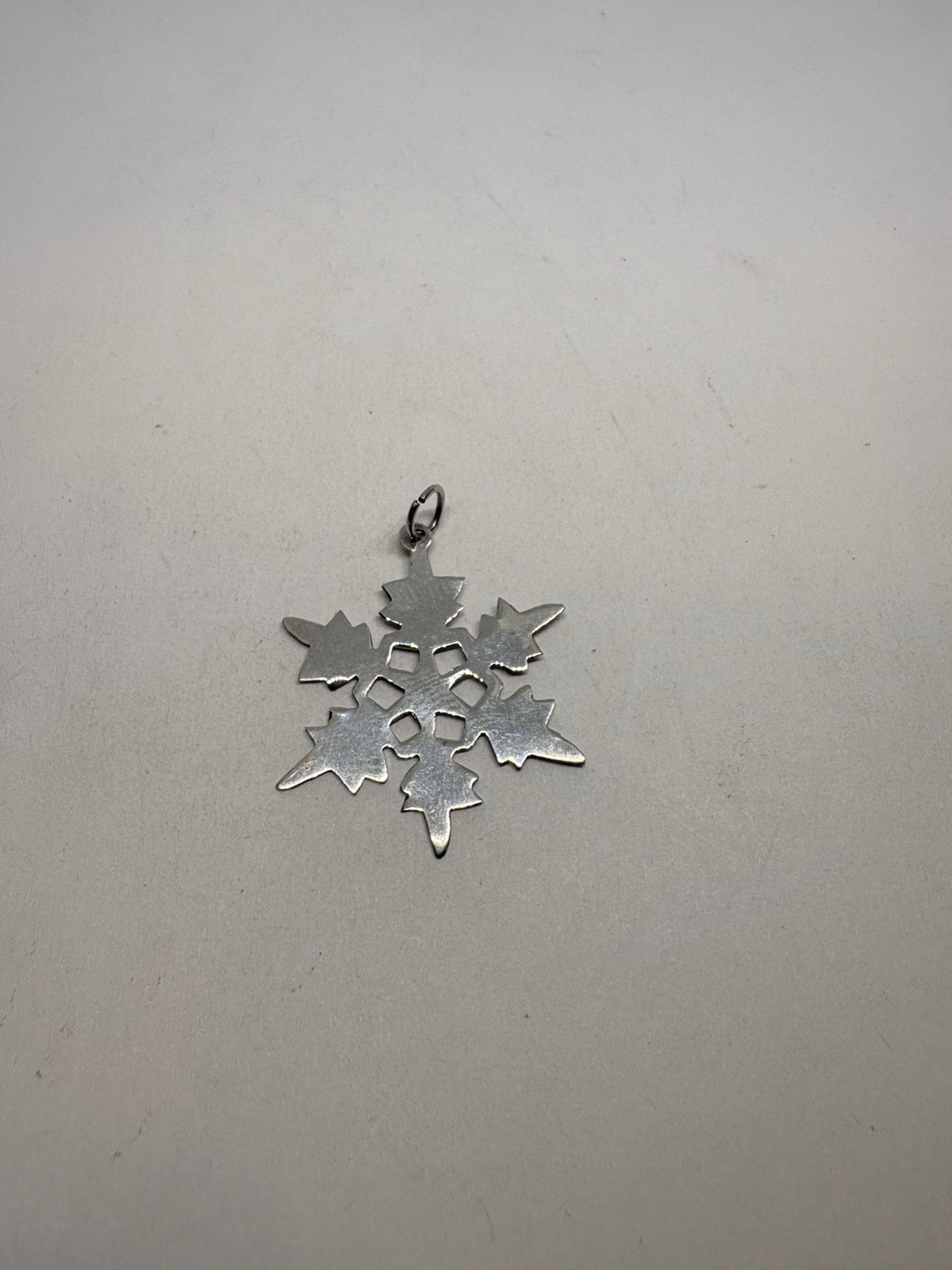 1.5g 925 FINE STERLING SILVER SNOWFLAKE PENDANT CHARM NICE QUALITY 1.5g 925 FINE STERLING SILVER SNOWFLAKE PENDANT CHARM NICE QUALITY