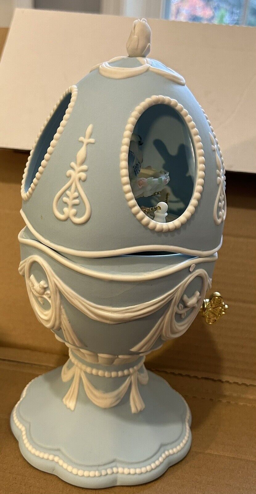  AVON Source of Fine 2003 Bluebird Musical Egg Ellegant Porcelain Collectibles