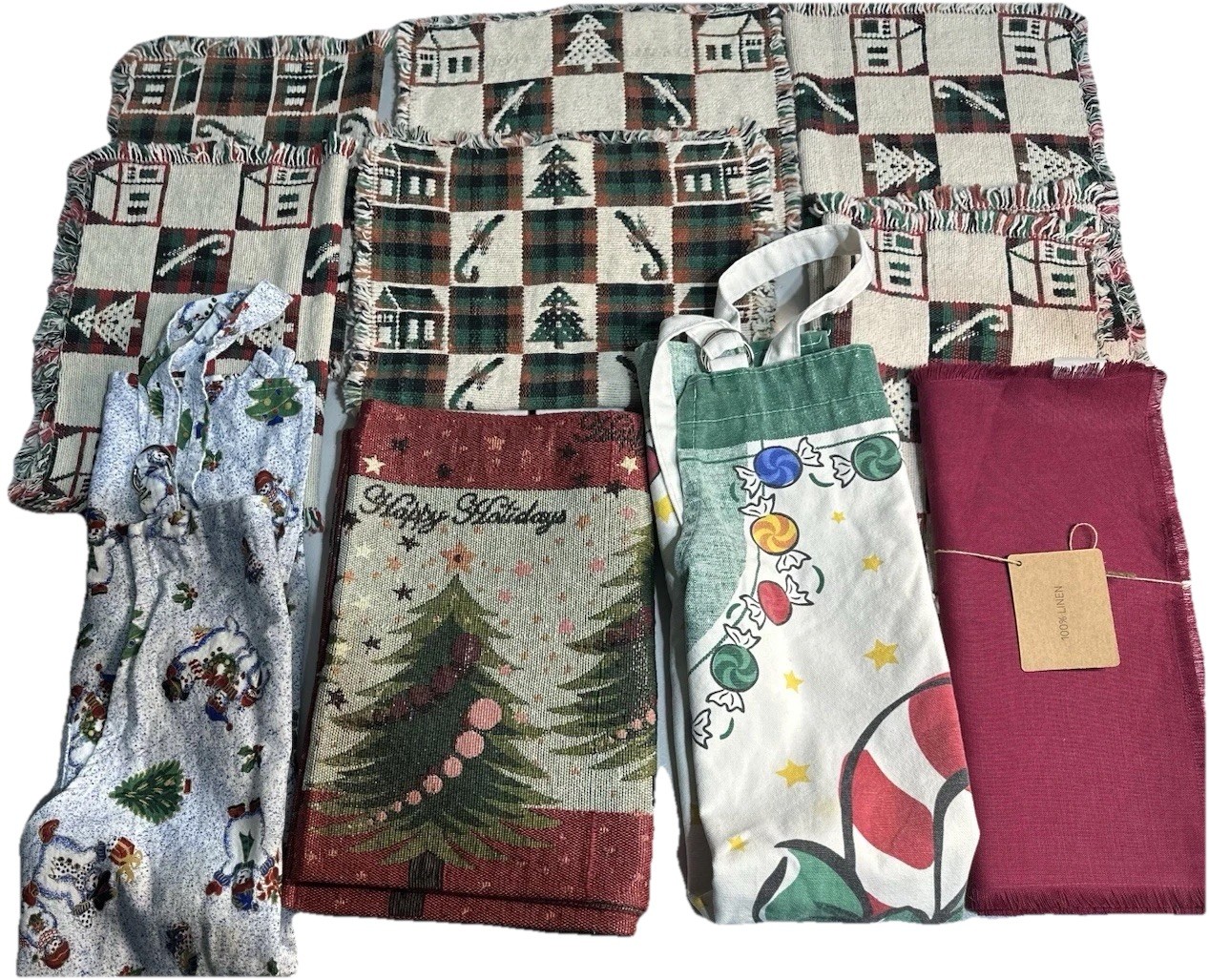 Beautiful Vintage LChristmas Dinner linens lot. 6 Placemats 1 Runner 2 Aprons