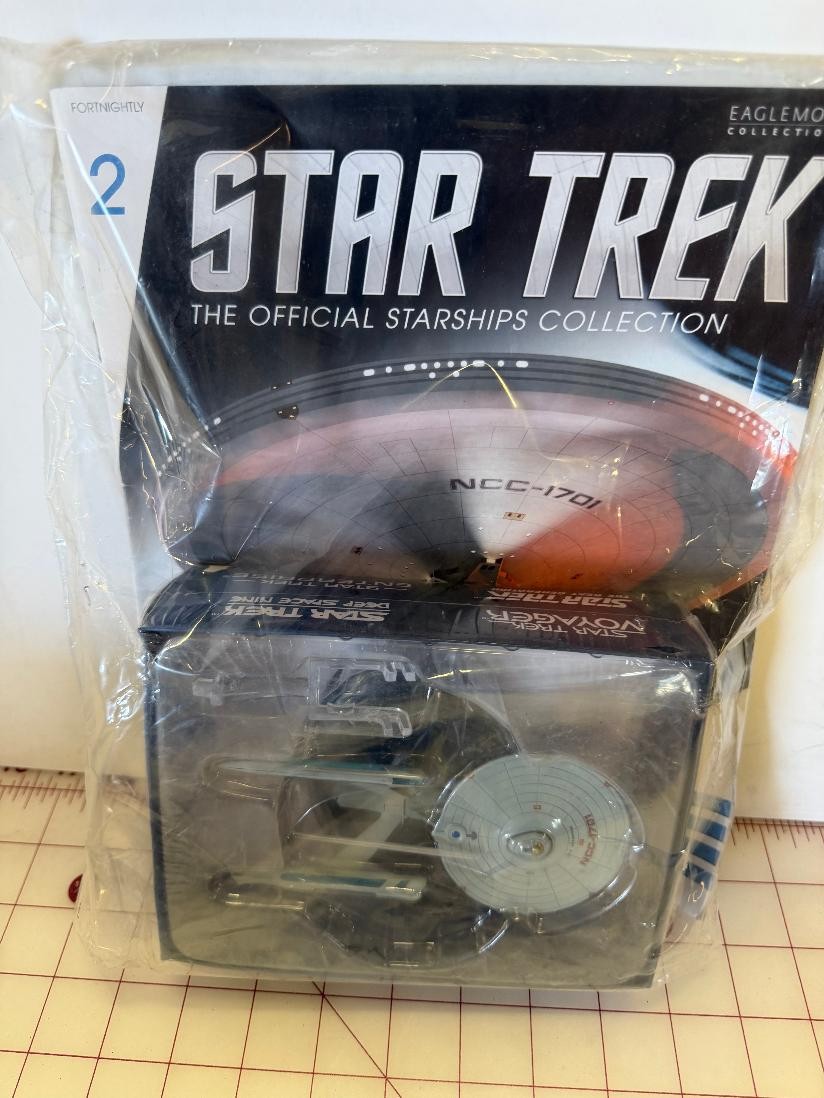 Eaglemoss Star Trek USS Enterprise Ncc-1701 with Magazine #2