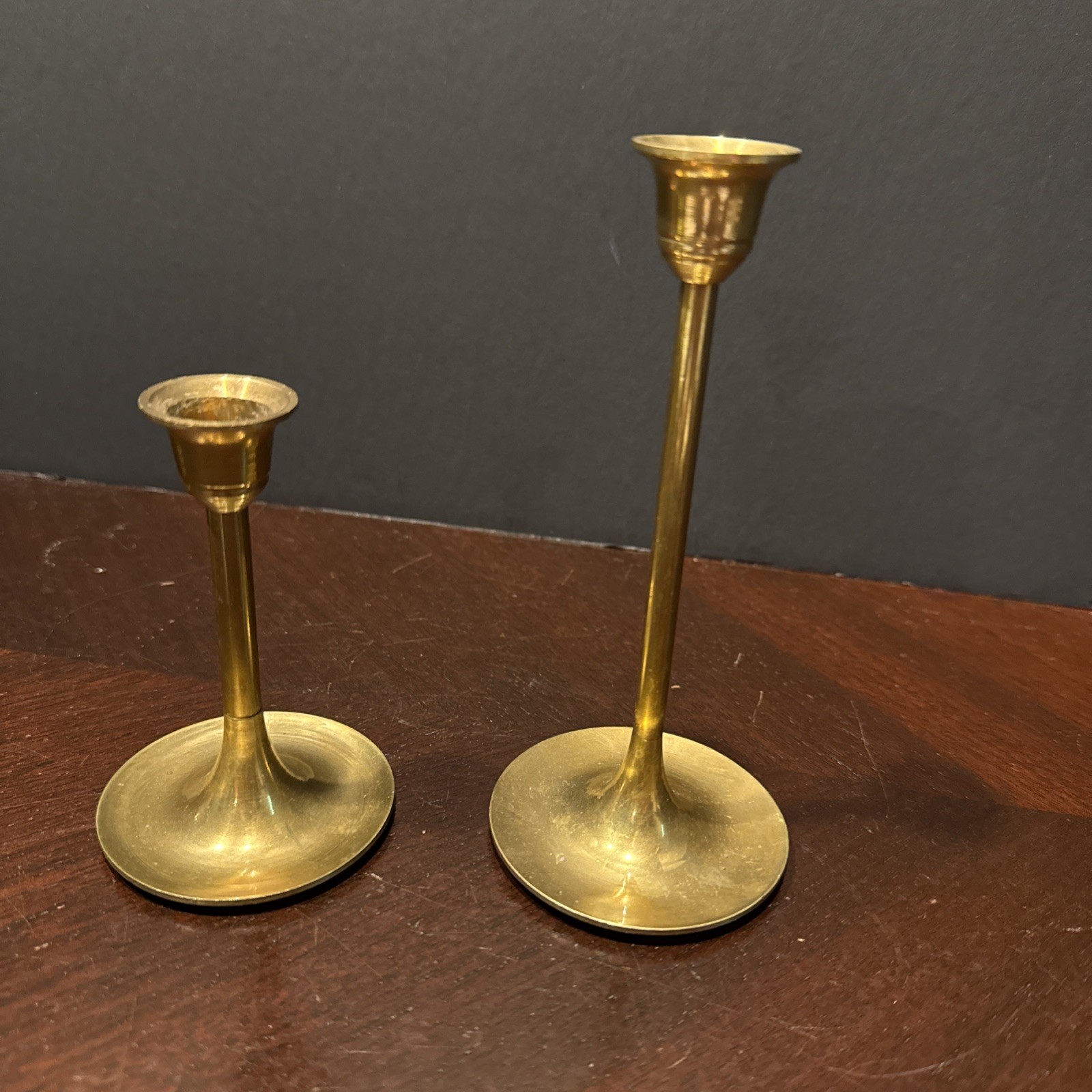 0953      VTG Set 2 brass gold tone candlestick holders tulips design 