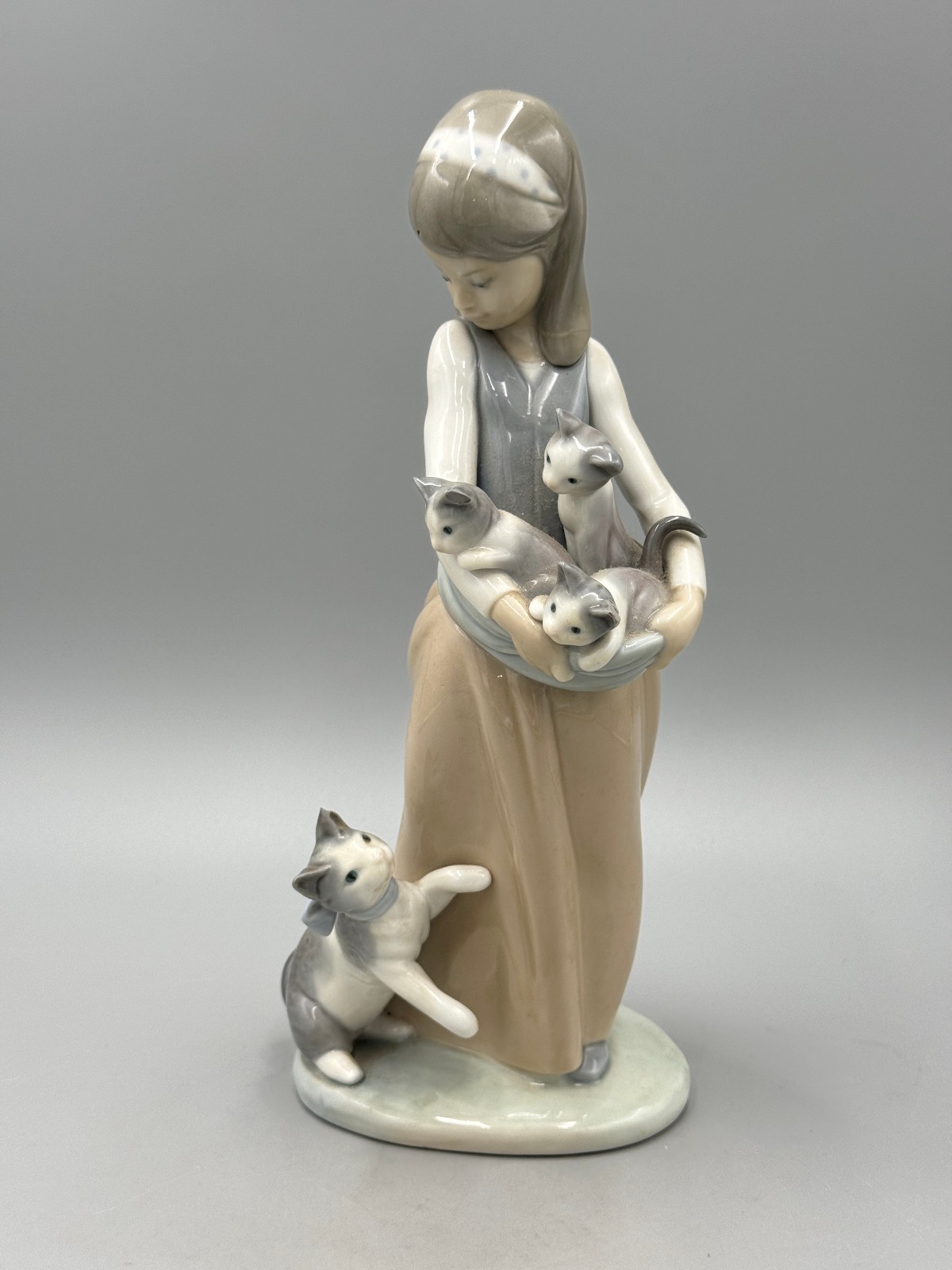 Vintage Lladro glazed porcelain figurine “Girl with Cats Kittens” Spain #1309