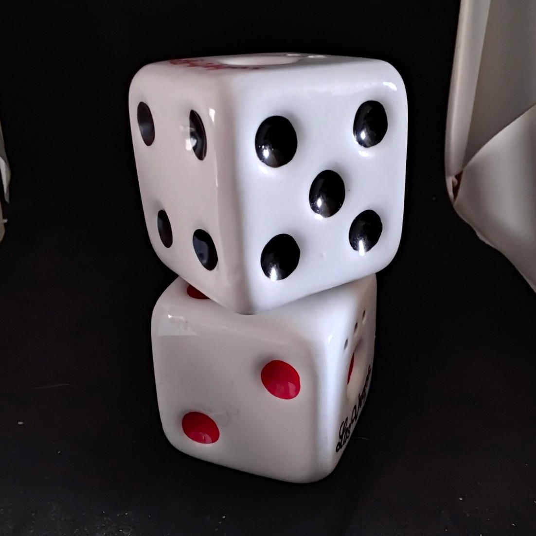 ESTATE SALE: Salt and Pepper shakers. Pair of Dice from Las Vegas, ceramic ESTATE SALE: Salt and Pepper shakers. Pair of Dice from Las Vegas, ceramic