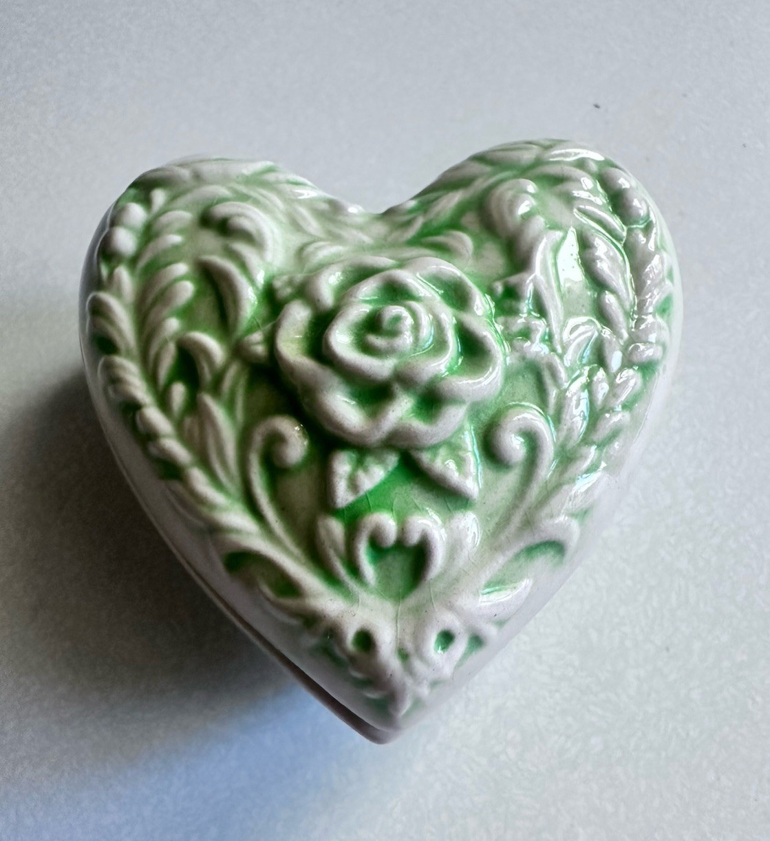 Small Ceramic Green White Heart Shaped Flower Trinket Dish w/ Lid Jewelry
