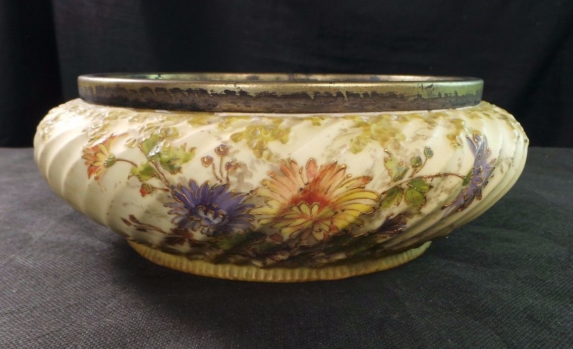 Exquisite Austrian  Ernst Wahliss Turn Wien Porcelain Bowl