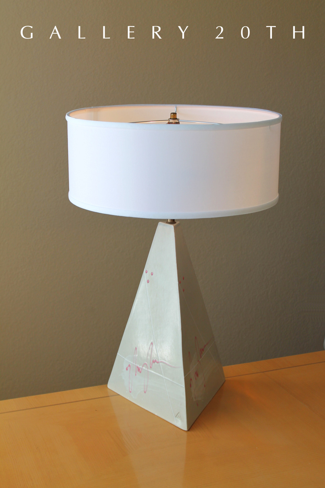 EYE-CATCHER MID CENTURY PYRAMID TABLE LAMP CUBIST ABSTRACT WHITE  VTG MODERN