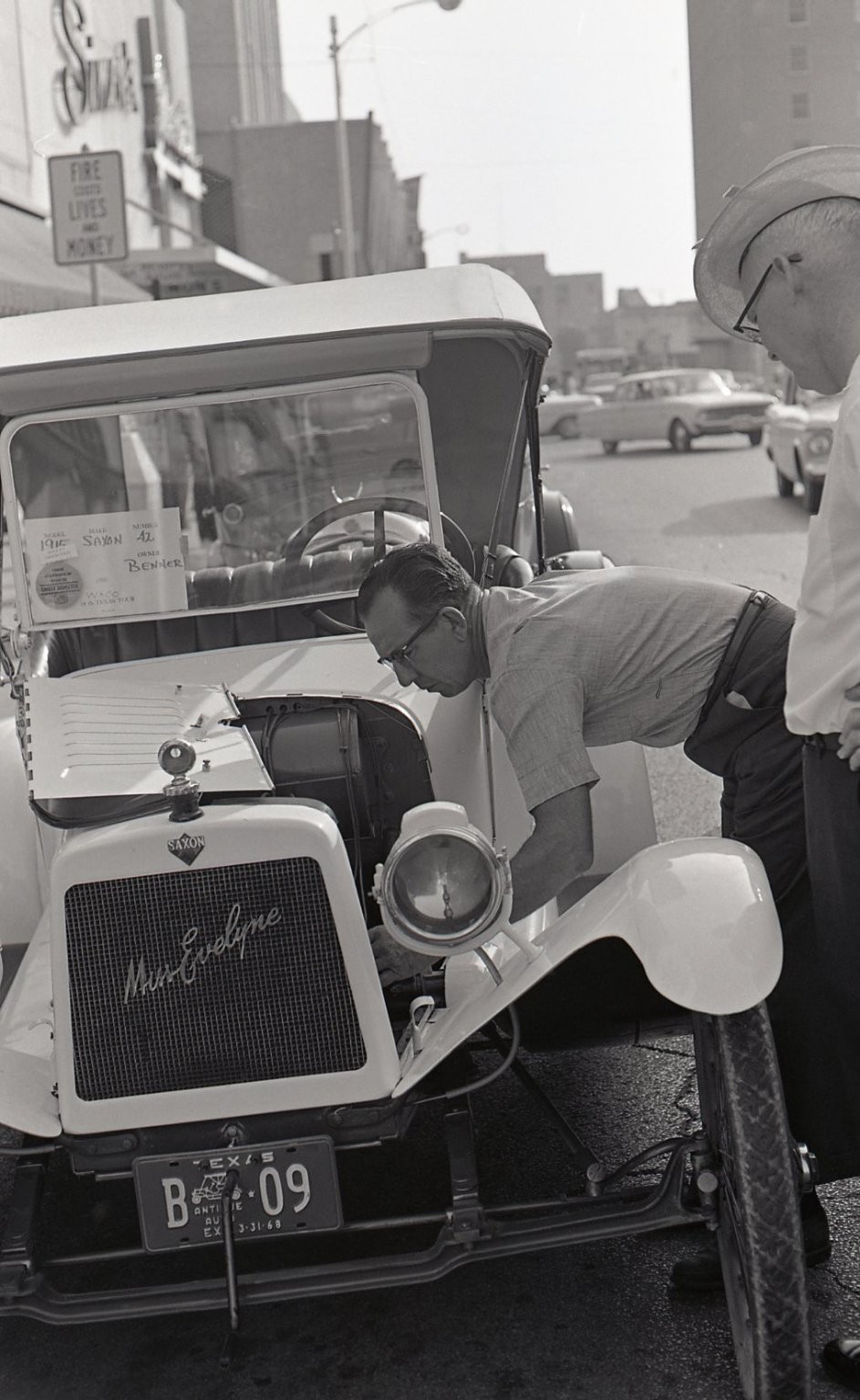 sl47 Negative 1960's Waco Texas  Saxon Automobile Miss Evelyne Men 311a