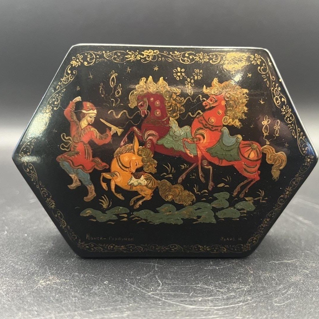 VTG Russian Lacquer Handpainted Box Mstera 