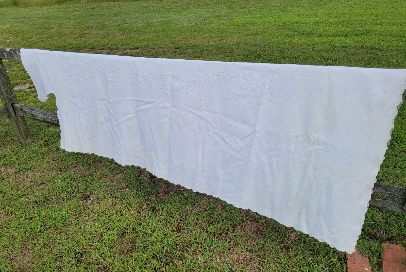 Beautiful Full Size  Vintage White Cotton Damask Bedspread Size 100 X 84