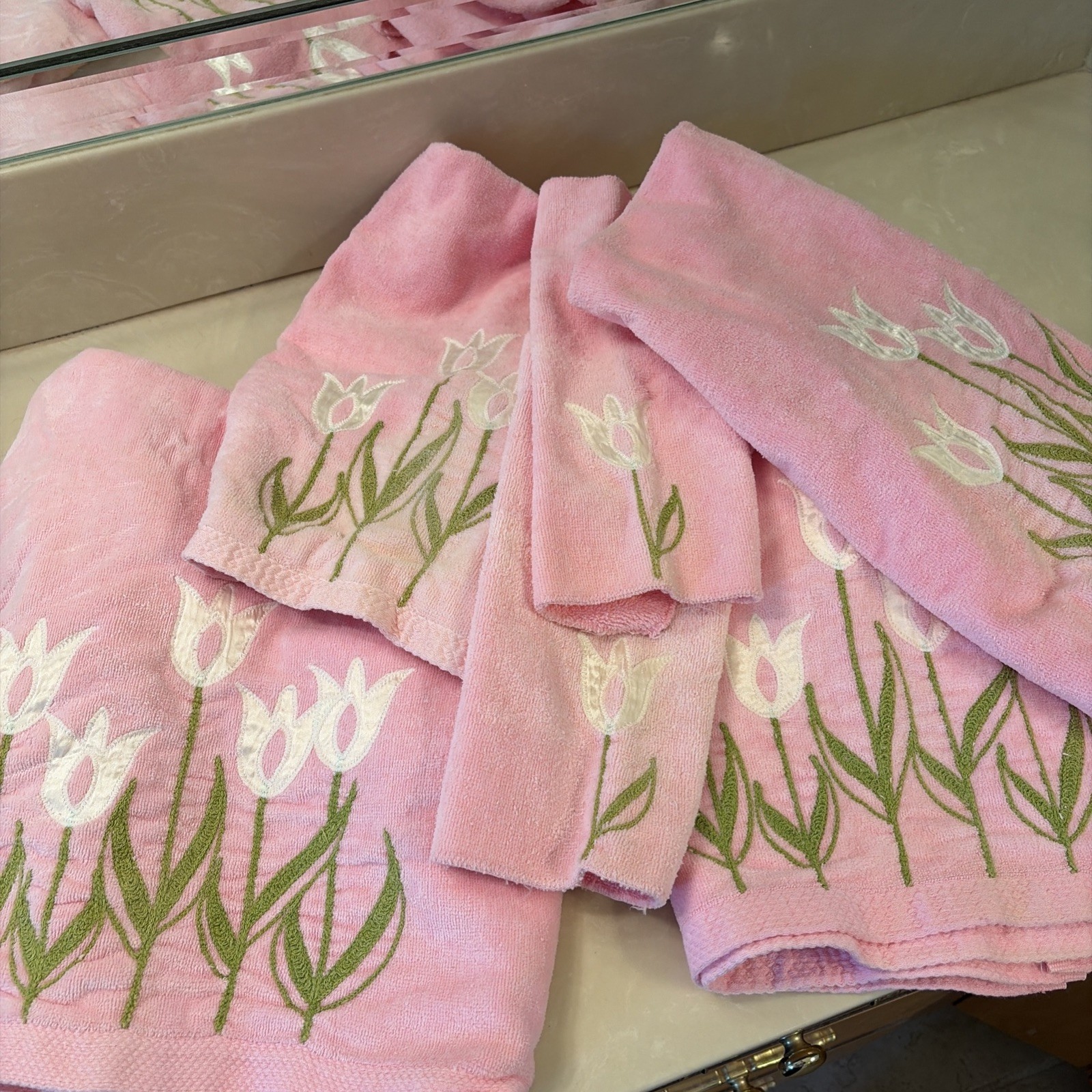 RARE Vintage The Avanti Look 1978 6 Piece TOWEL SET Pink Embroidered Floral RARE Vintage The Avanti Look 1978 6 Piece TOWEL SET Pink Embroidered Floral