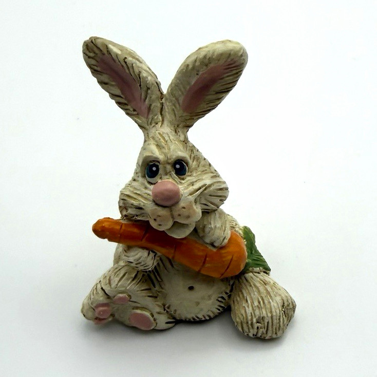 Vintage bunny | rabbit with carrot | Easter decor