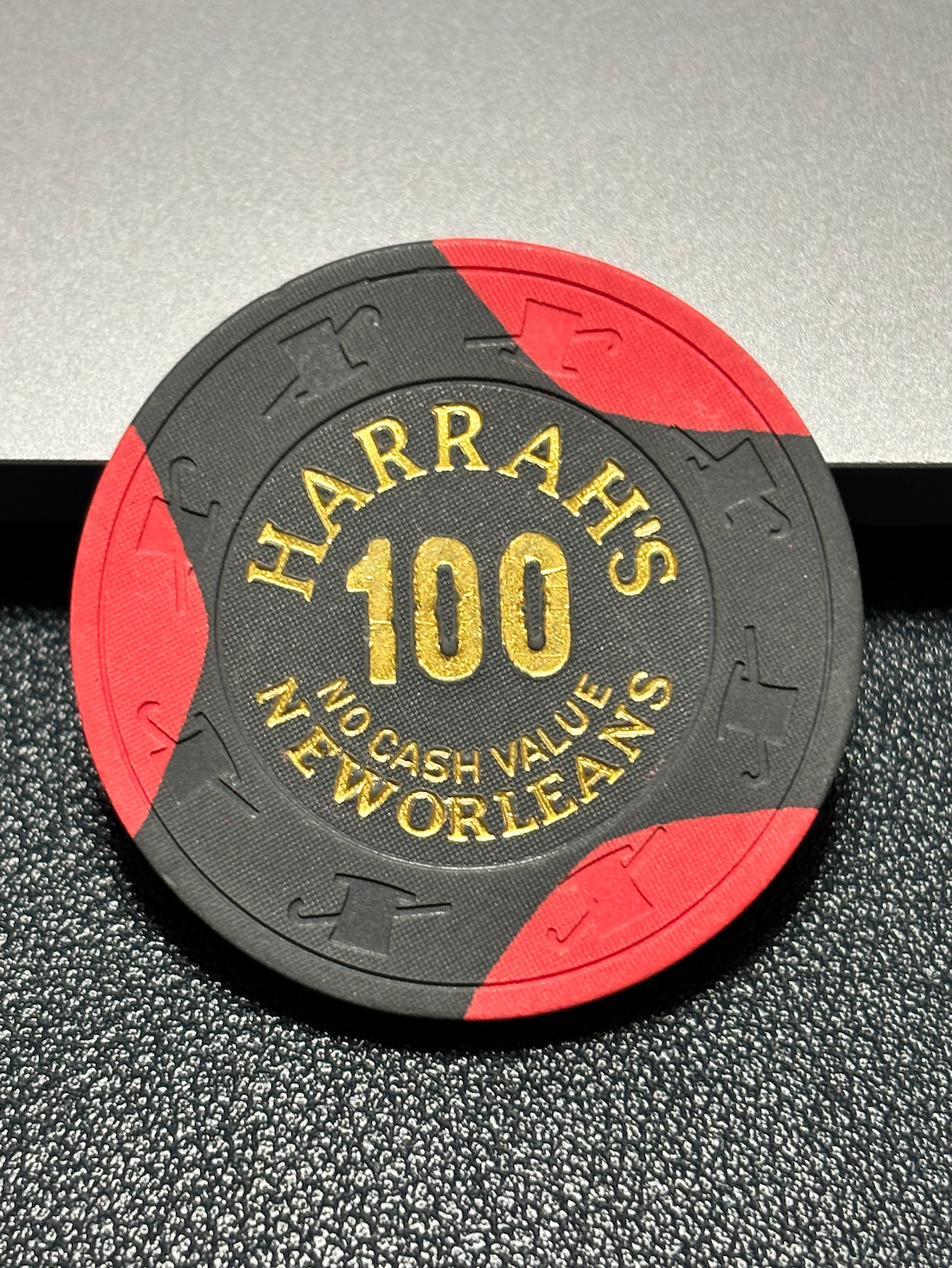 (RARE) $100 HARRAH\'S CASINO CHIP POKER CHIP NEW ORLEANS GAMBLING TOKEN CHIP NCV