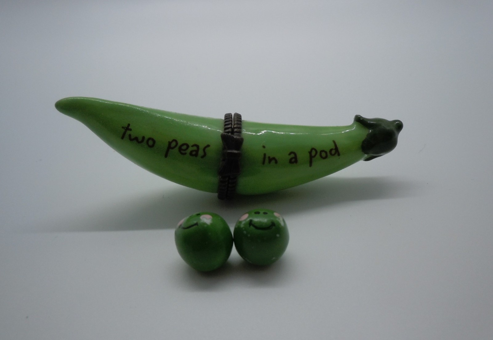 Two Peas in a Pod Green Pea Pod Hinged Trinket Box ~ Two Tiny Green Peas