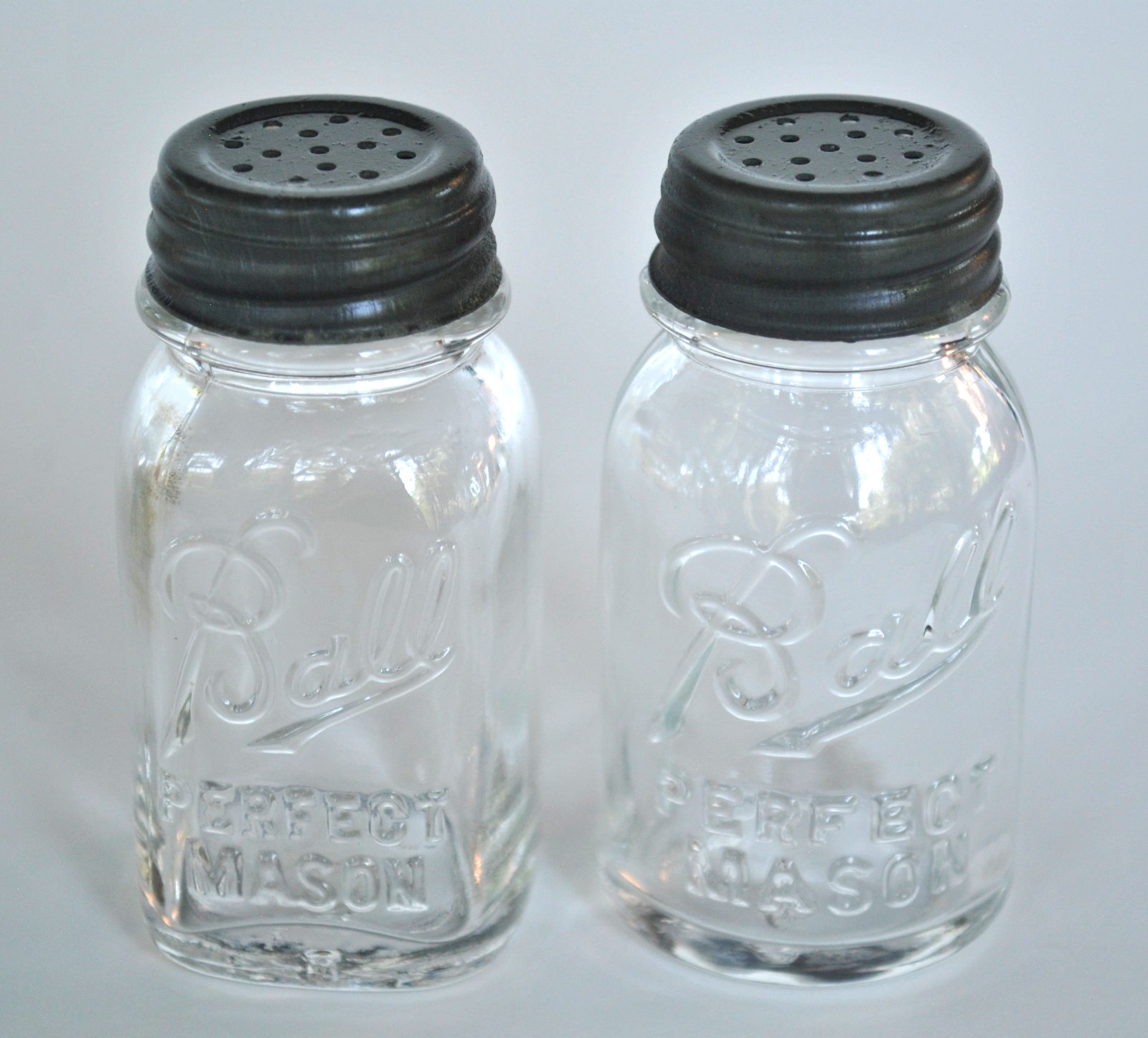 Vtg 1933~1936 BALL PERFECT MASON SALT & PEPPER SHAKERS JAR w/ ORIGINAL ZINC LIDS