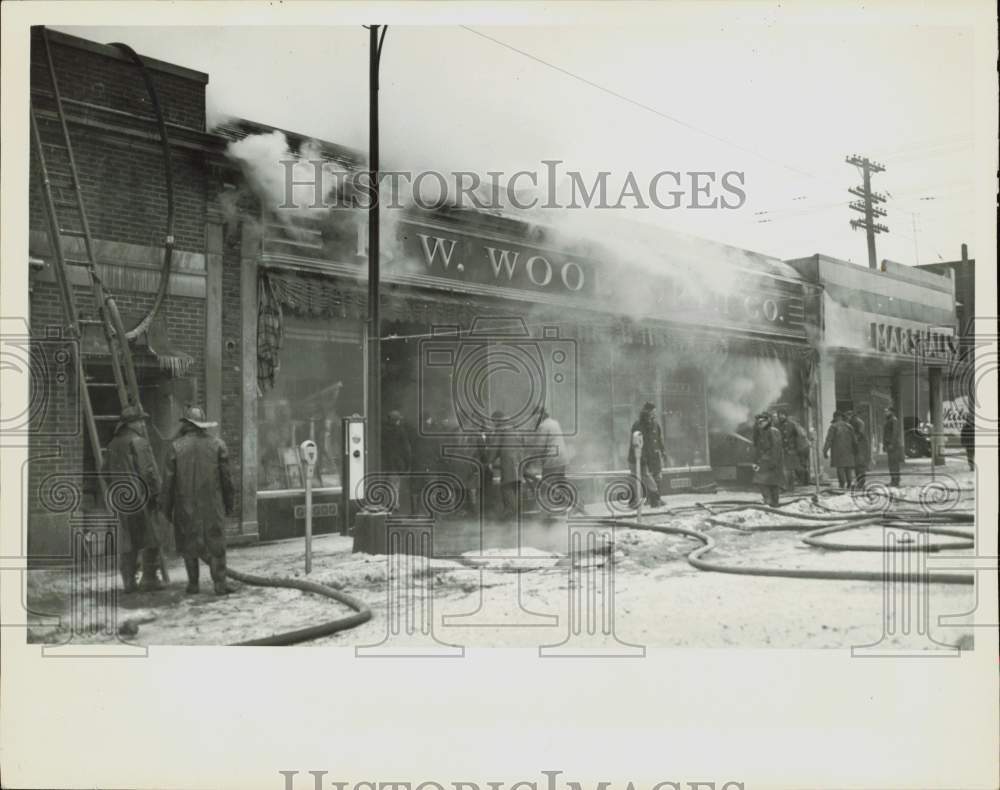 1950 Press Photo Willoughby, Ohio, firemen work as a Woolworth store burns