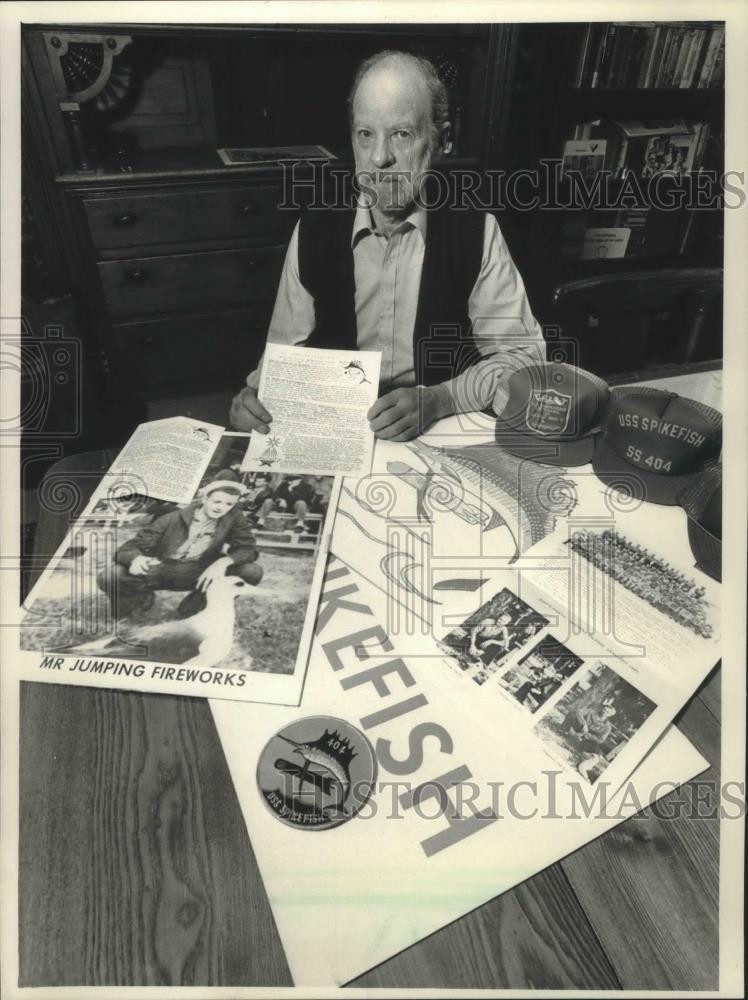1987 Press Photo Jim Greenwith, with items from the Spikefish, Wisconsin.