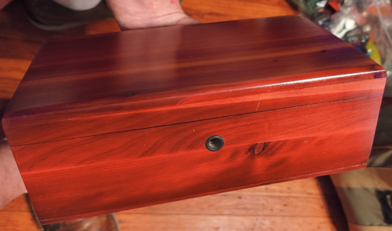 VINTAGE CEDAR TRINKET BOX 9\