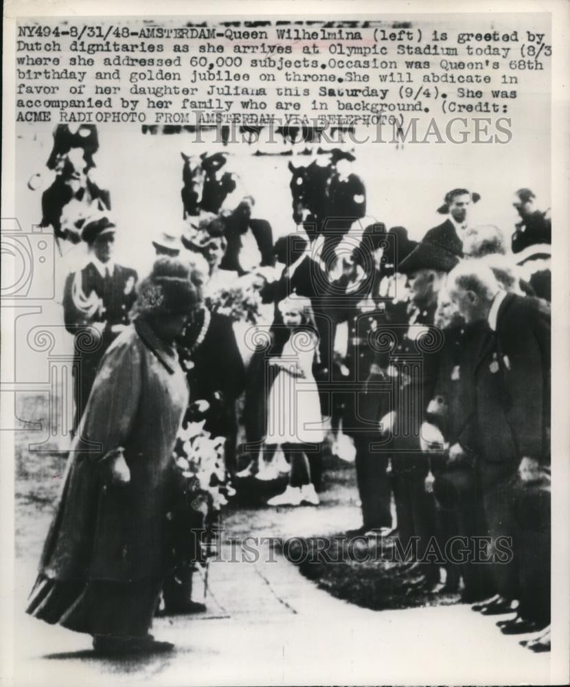 1948 Press Photo Queen Wilhelmina Greeted by Dutch Dignitaries on Her Arrival