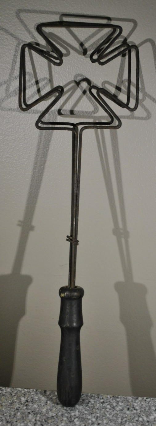 Vtg Double Wire Rug Beater Maltese or German Cross Design with Wood Handle 17.5\