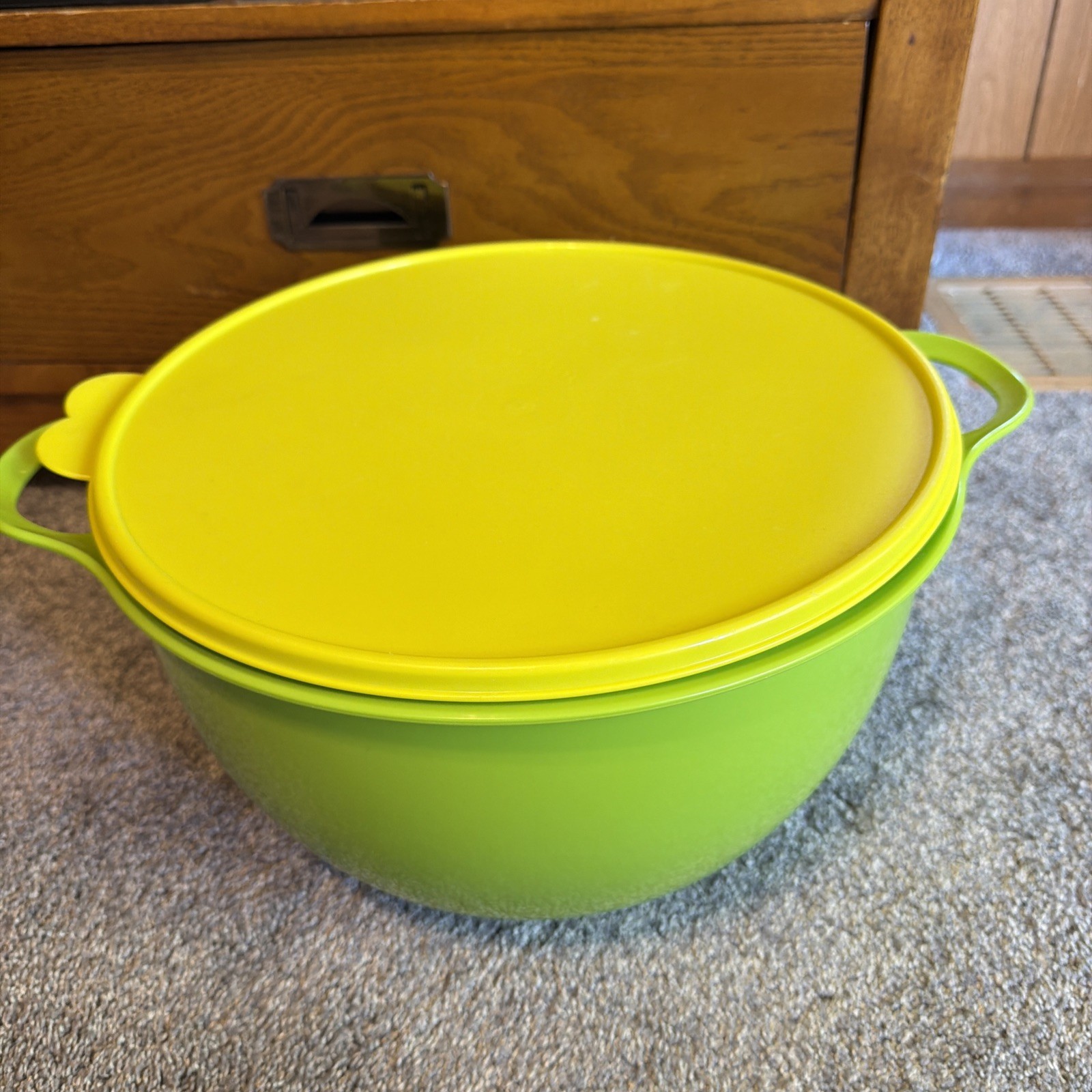 Tupperware 42 Cup/ 10 Liter Mixing Bowl # 5377A Thatsa Mega Bowl Green