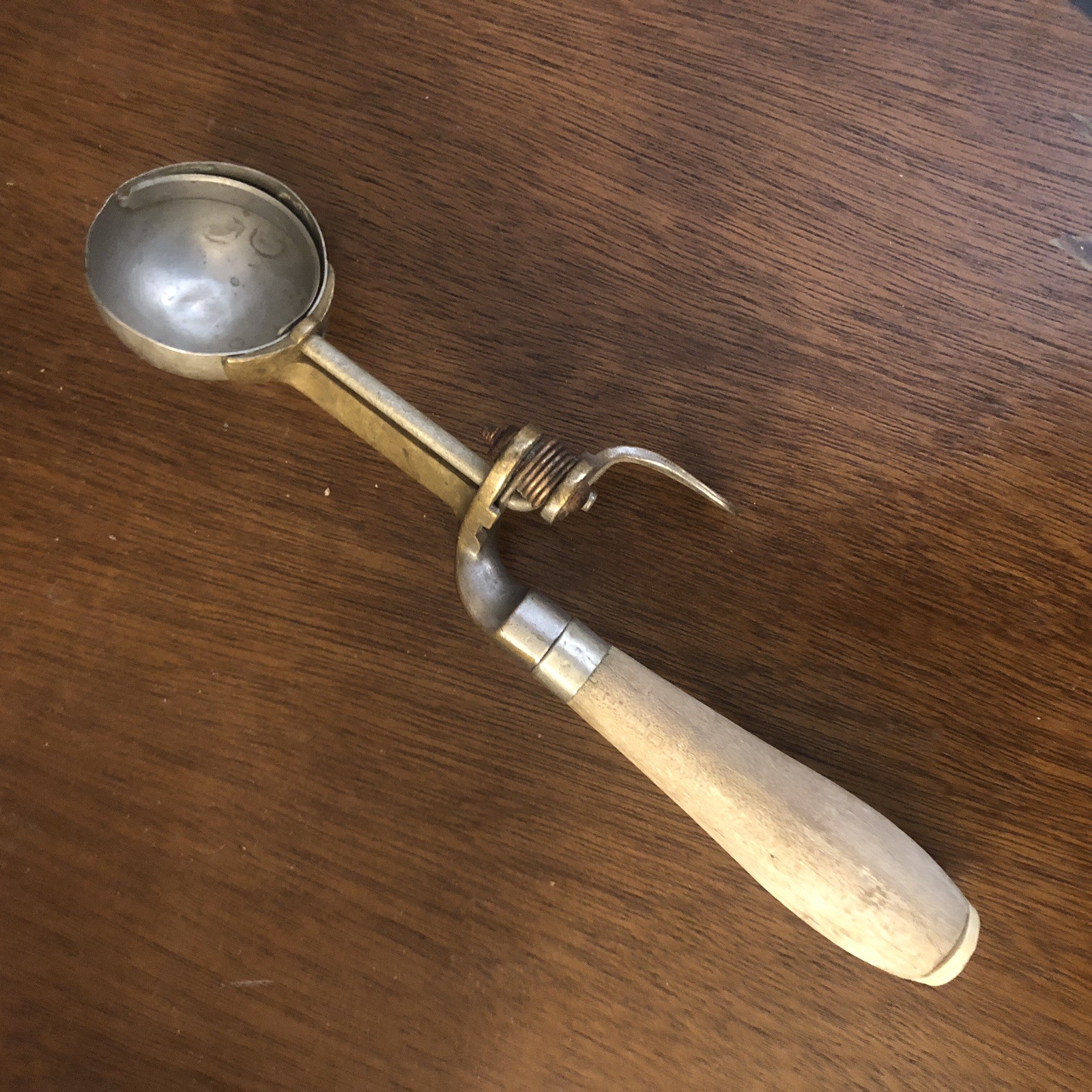Vintage Antique Benedict Indestructo no. 4 Ice Cream Scoop Brass Wood Handle 