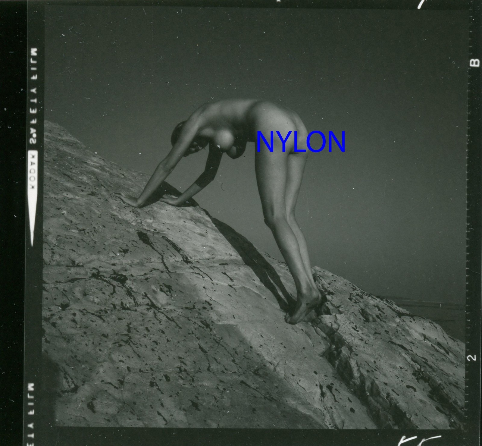 RARE VINTAGE 2 1/4 x 2 1/4 PHOTOGRAPH OF A NUDE MODEL BY ANDRE DE DIENES
