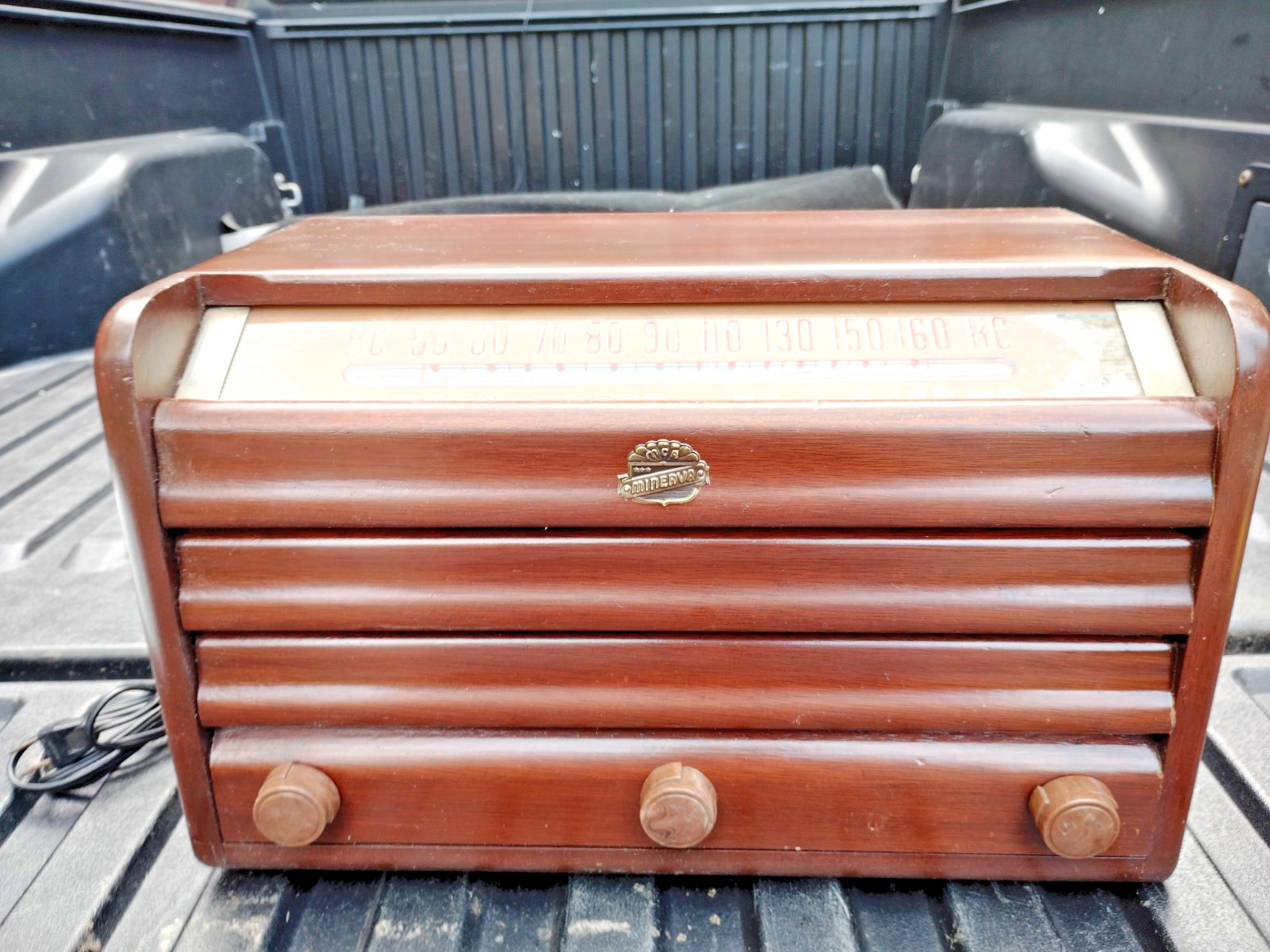 RESTORED VINTAGE 1946 MINERVA MODEL 710 TUBE RADIO STRONG RECEIVER WALNUT WOOD