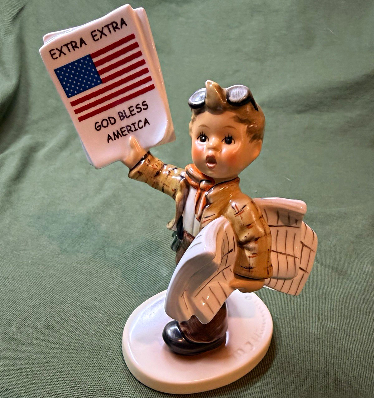 Goebel M.I. Hummel Porcelain Figurine First Issue 2001 God Bless