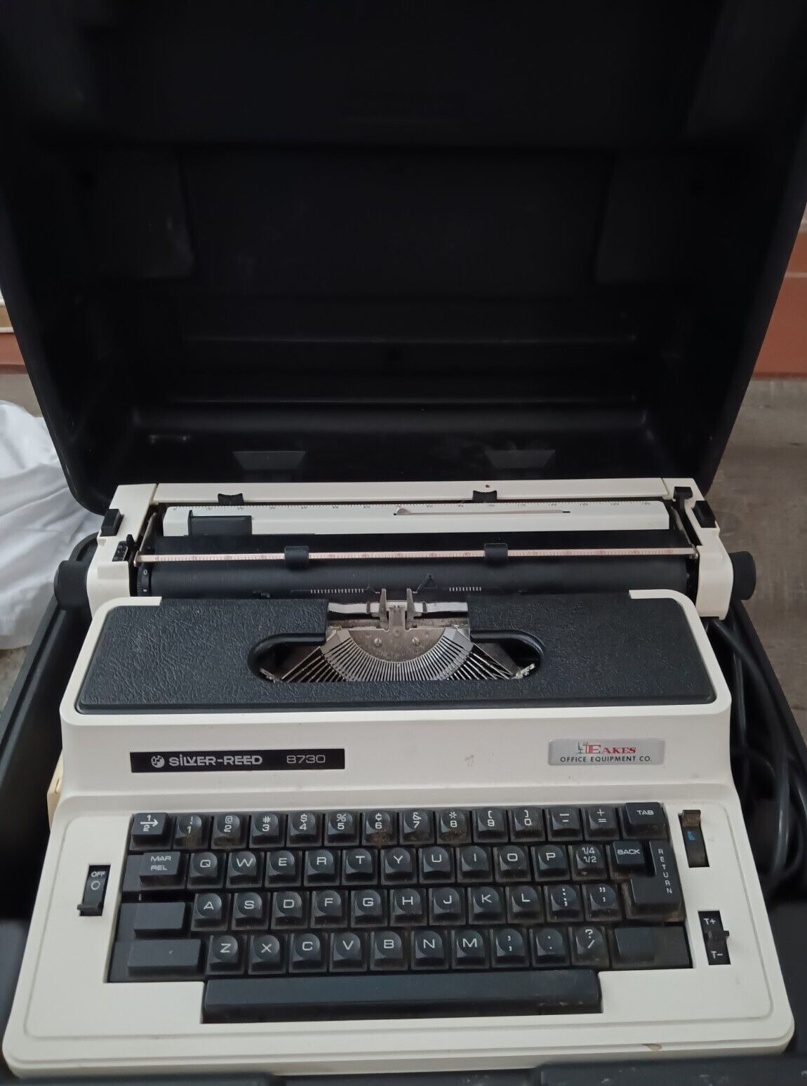 Silver Reed 8730 typewriter with case