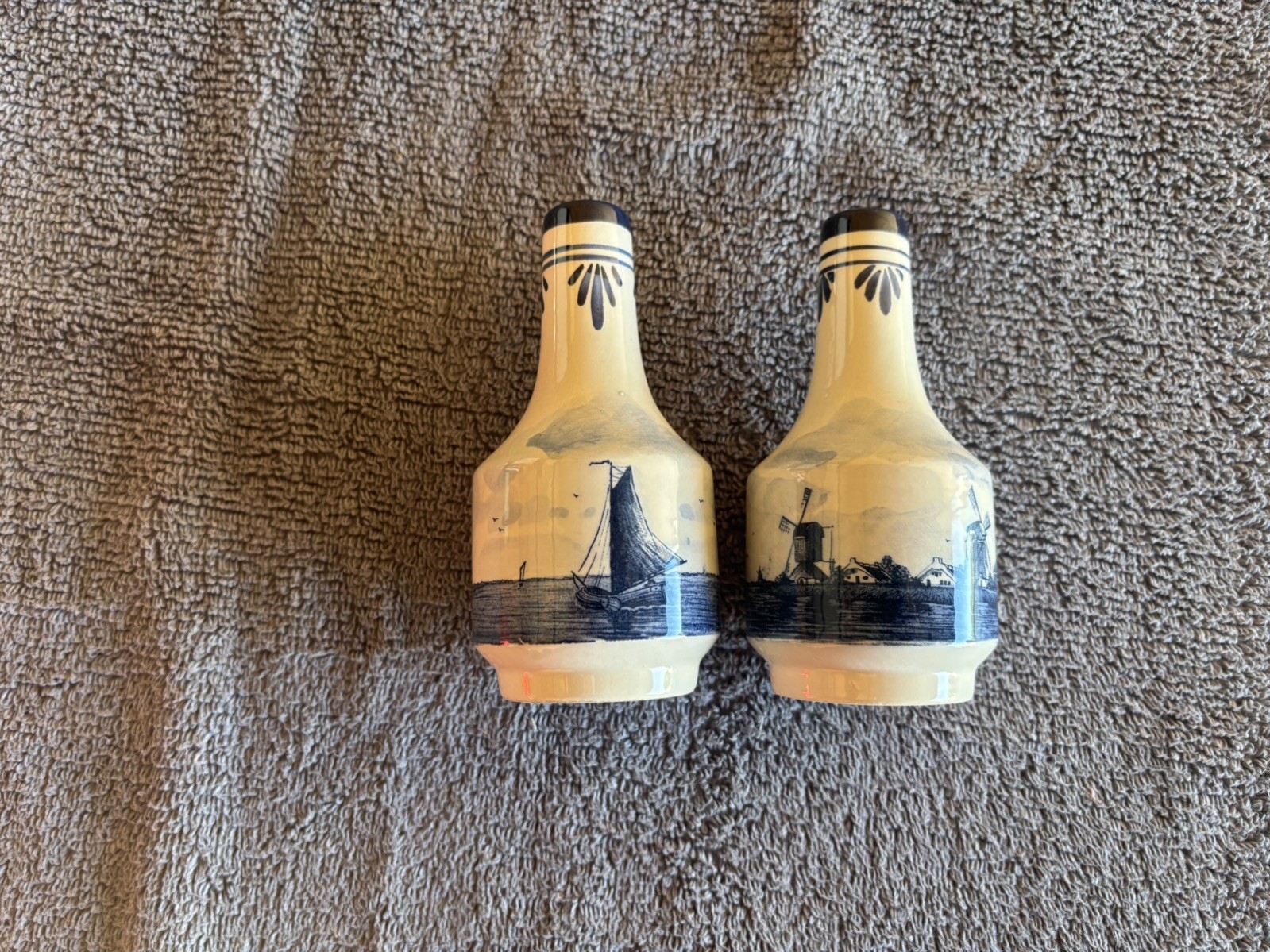 Delft Blue Porcelain Salt & Pepper Bottle Shakers Holland Norelco 1972 Vintage