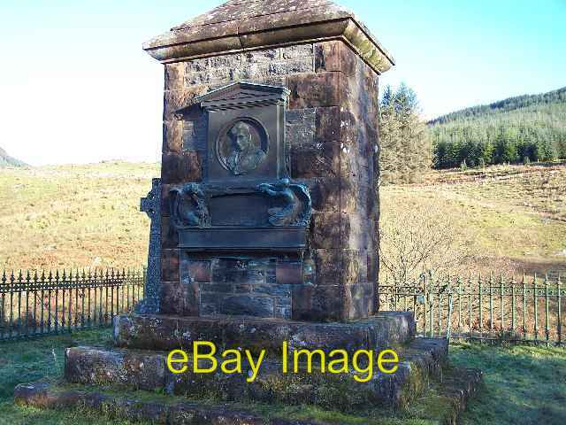 Photo 6x4 Lauder Memorial Invernoaden In memory of Harry Lauder's so c2005