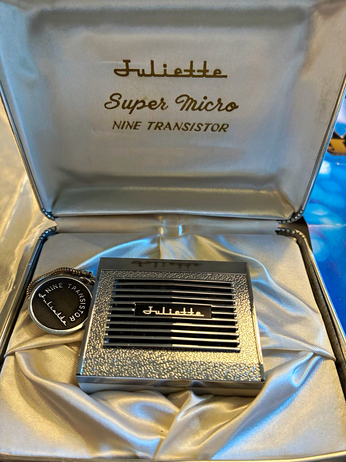 Vintage 1960s Juliette Super  Pocket Radio w/ Case