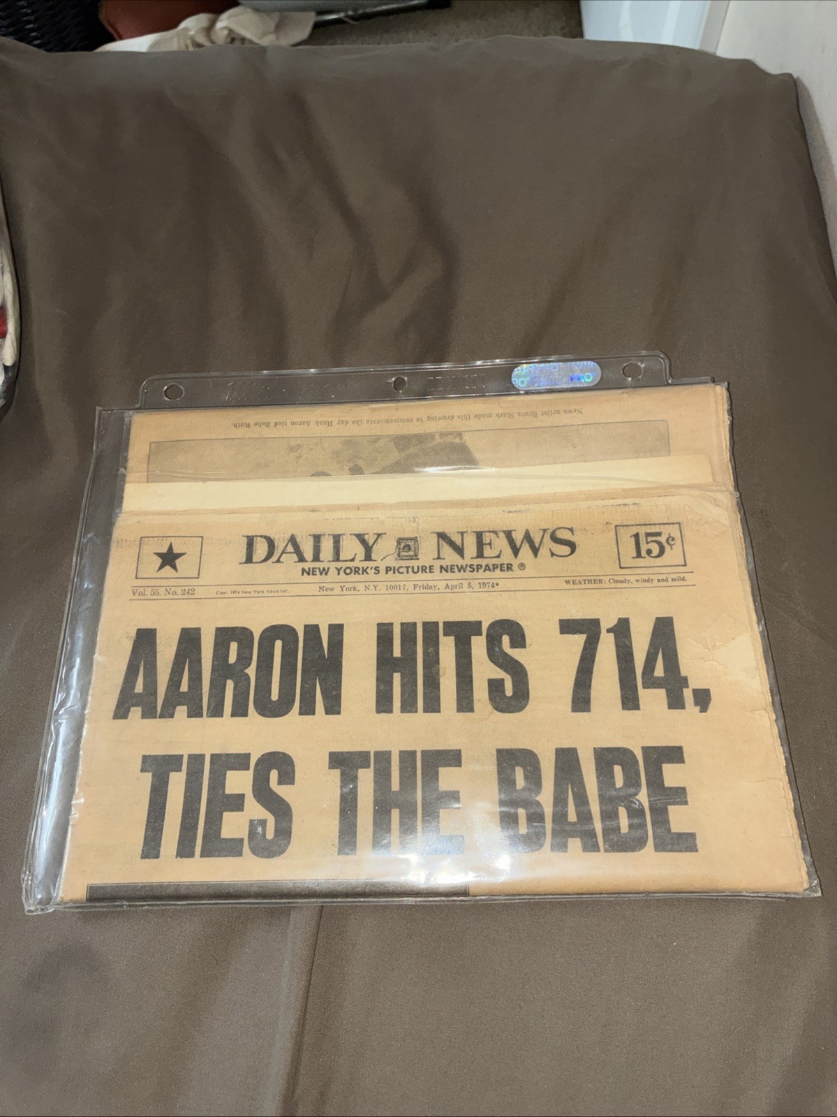1974 NY Daily News Hank Aaron 714 Home Run Babe Ruth Record Newspaper Display
