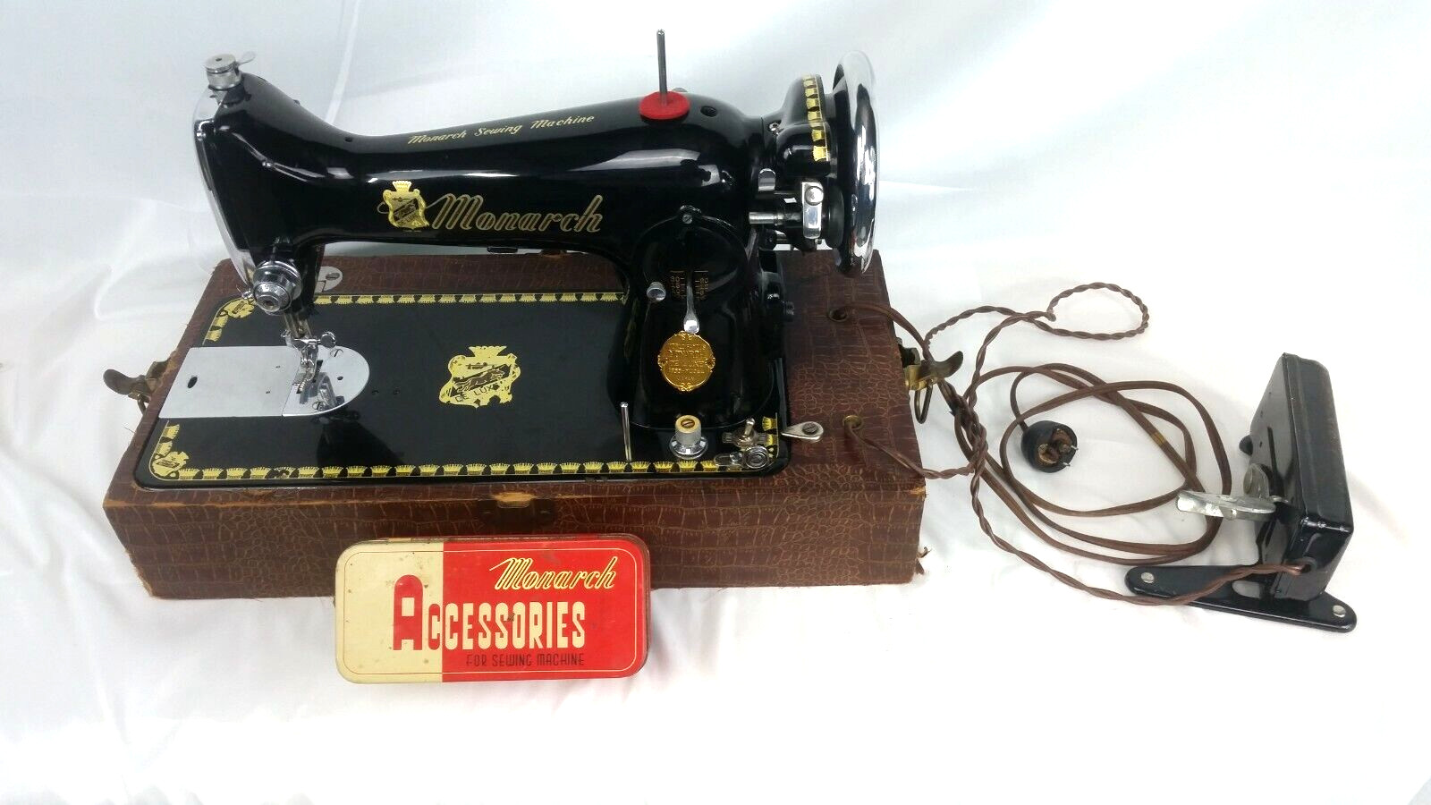 Beautiful Vintage Monarch De-Luxe 1953-Model Sewing Machine With Accessories Beautiful Vintage Monarch De-Luxe 1953-Model Sewing Machine With Accessories