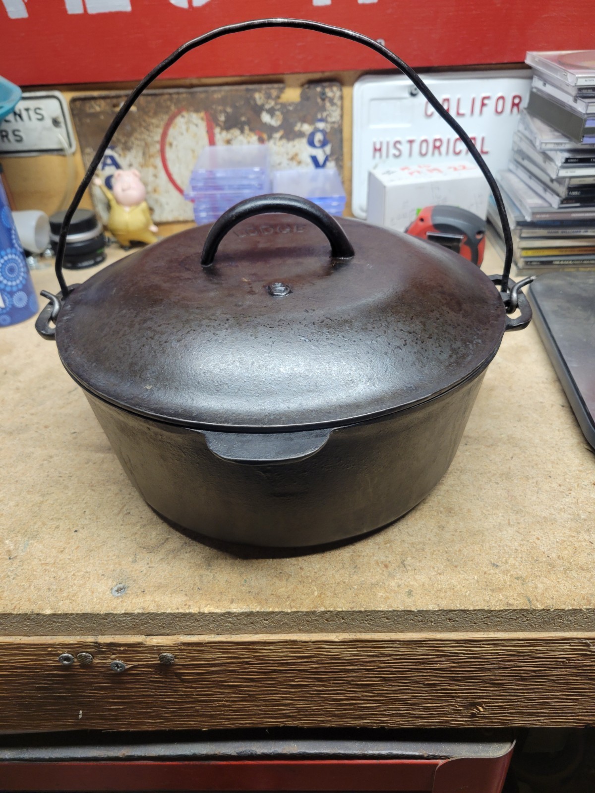 Vintage Lodge #8 Cast Iron Dutch Oven & Arc Logo Lid (1910s–1920s) Incised Logo Vintage Lodge #8 Cast Iron Dutch Oven & Arc Logo Lid (1910s–1920s) Incised Logo