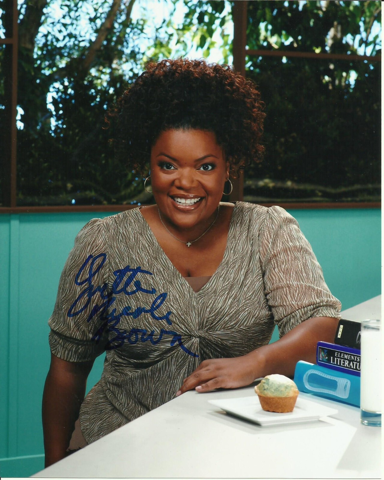 YVETTE NICOLE BROWN SIGNED PHOTO COMMUNITY   (2)