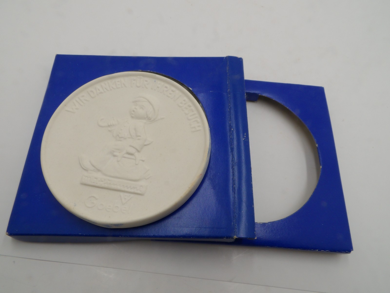 Hummel Goebel Collectors\' Club Member White Embossed 4” Plaque w/ Orig Box Lot C