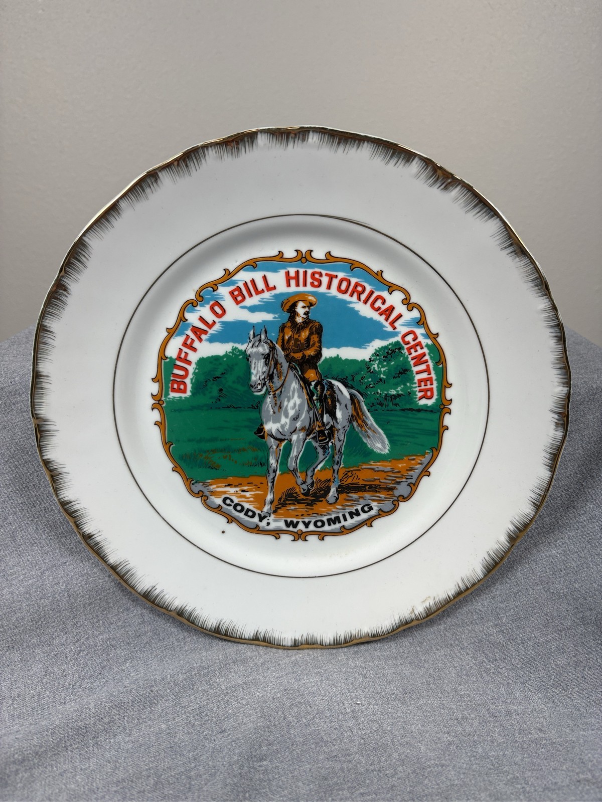 Vintage Buffalo Bill Historical Center Cody Wyoming Souvenir Gold Rim Plate 10”