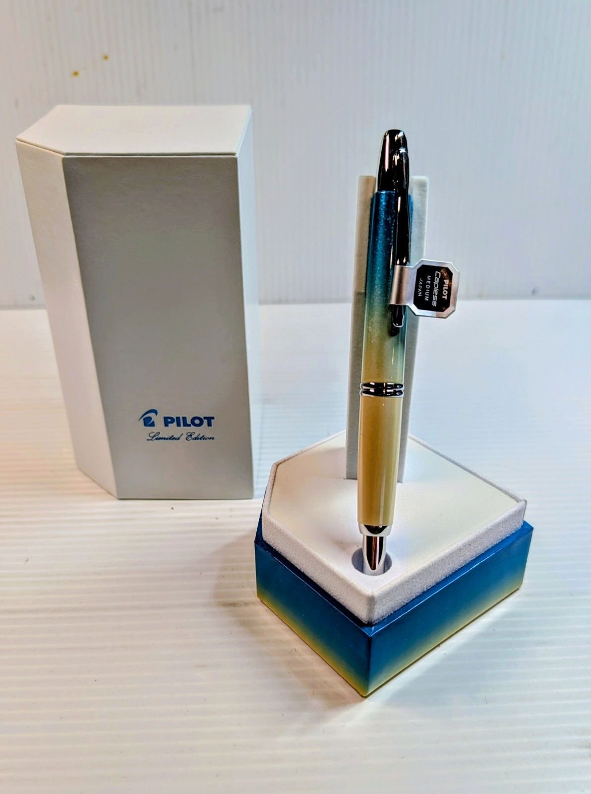 Pilot Vanishing Point Capless 2024 Limited Edition SEASHORE 18K M  nib Brand New