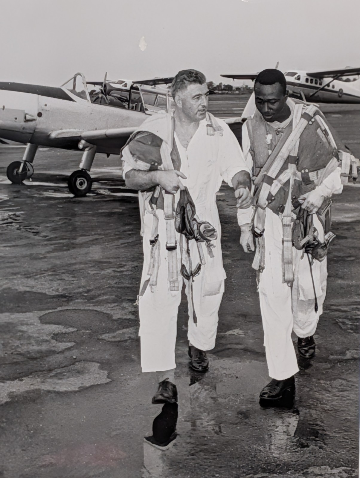 Original 1964 COI Ghana Photo Takoradi Air Station Royal Air Force Pilot Press
